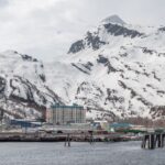 Pohľad na 14-poschodovú budovu Begich Towers v meste Whittier v Austrálii.