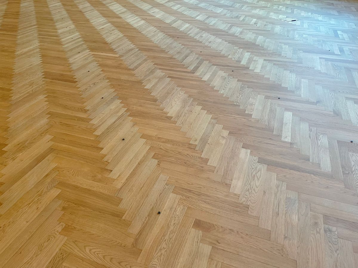Odborníci dokážu z viditeľne poškodených parkiet vyčarovať na pohľad novú podlahu.