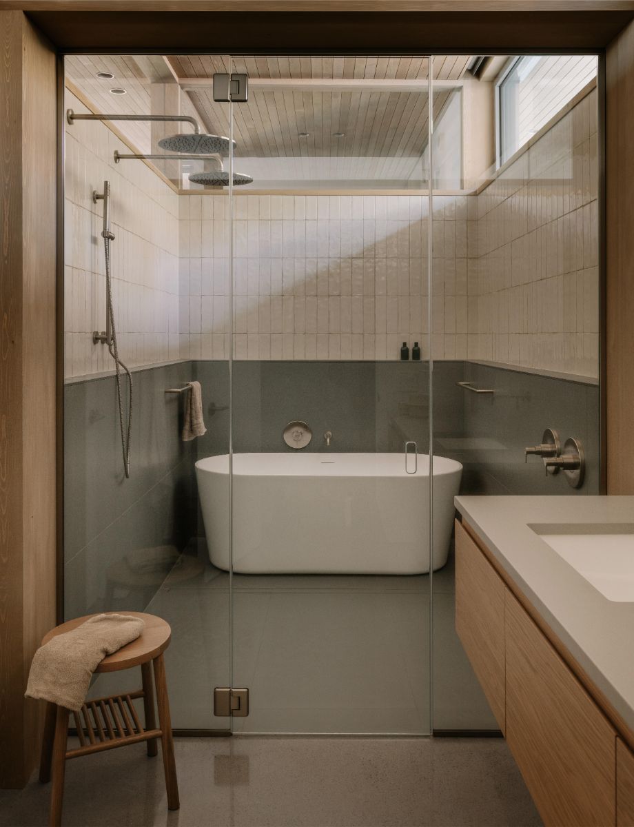 Zelený obklad v dolnej časti stien dodáva kúpeľni prírodný nádych.