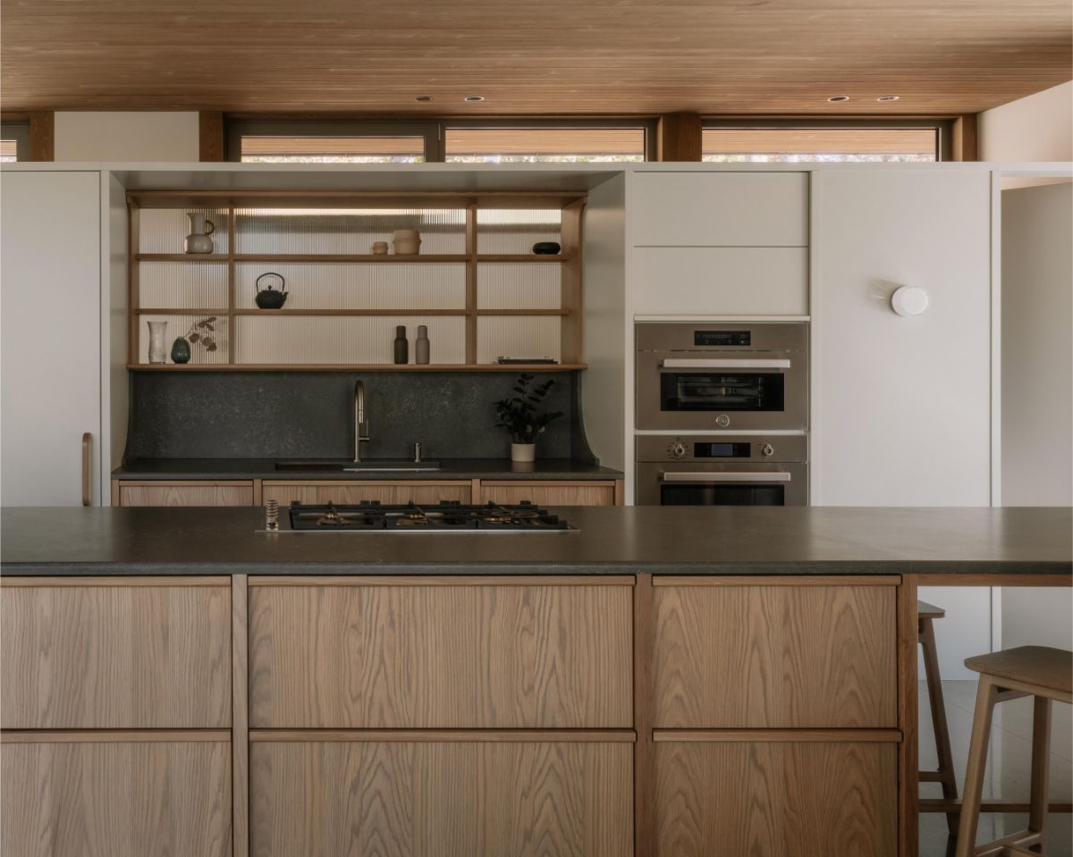 Všimnite si, že medzi stenami a stropom sa nachádzajú pásy okien. Aj vďaka nim je interiér dobre presvetlený.