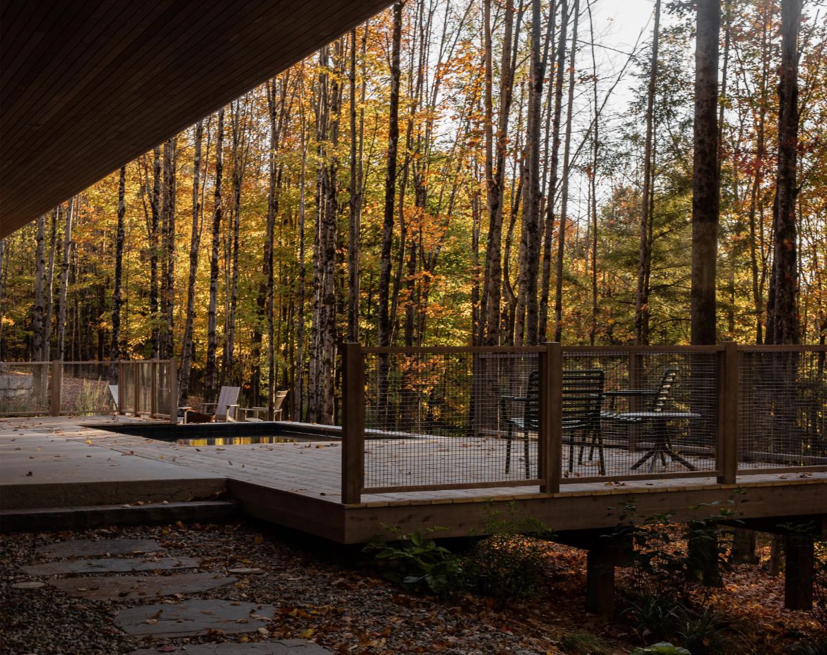 Autori projektu sa pri stavbe snažili obmedziť výrub stromov. Zároveň tak vytvorili dojem, že už na terase ste priamo medzi stromami.