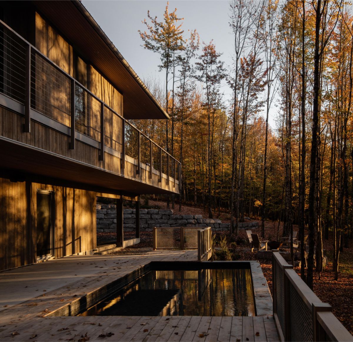 Súčasťou vonkajších priestorov je aj posedenie pri ohnisku a bazén. Aj uprostred prírody teda ponúka priestor na relax.