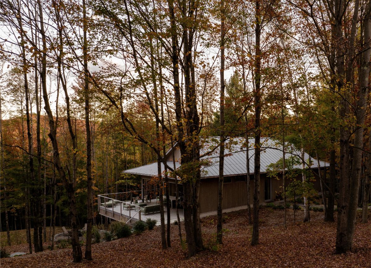 Názov projektu Perchée znamená vo francúzštine posadený alebo vyvýšený. Vystihuje to spôsob, ako architekti pristupovali k stavbe domu v lesnom prostredí.