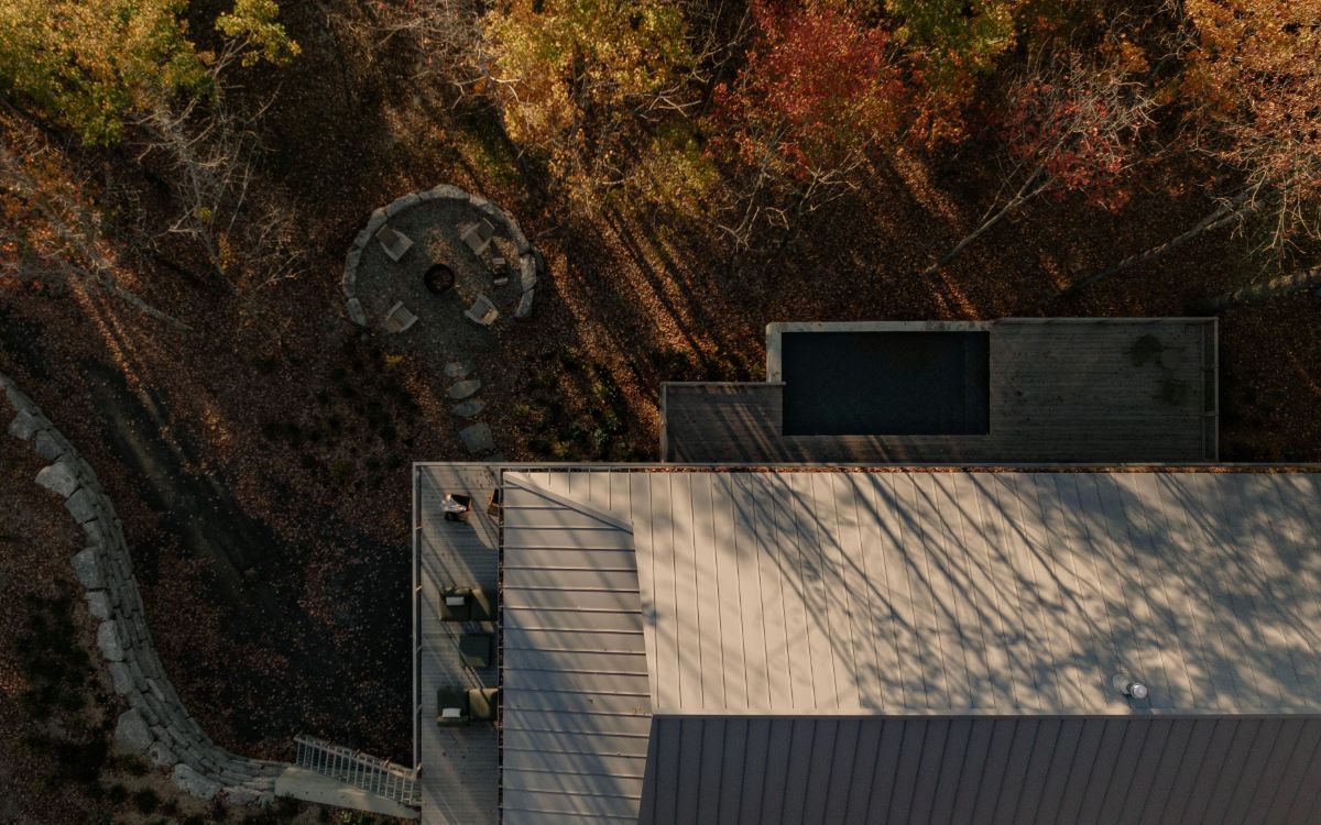 Presah strechy zakrýva takmer celú terasu. Kryje a tieni vysoké letné slnko, no zároveň prepúšťa dnu to nízke zimné.