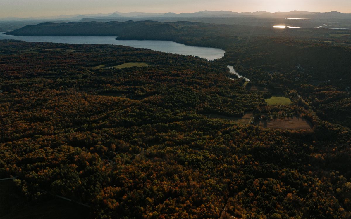 Dom sa nachádza v nádhernom javorovom lese v Kanade pri meste Magog.