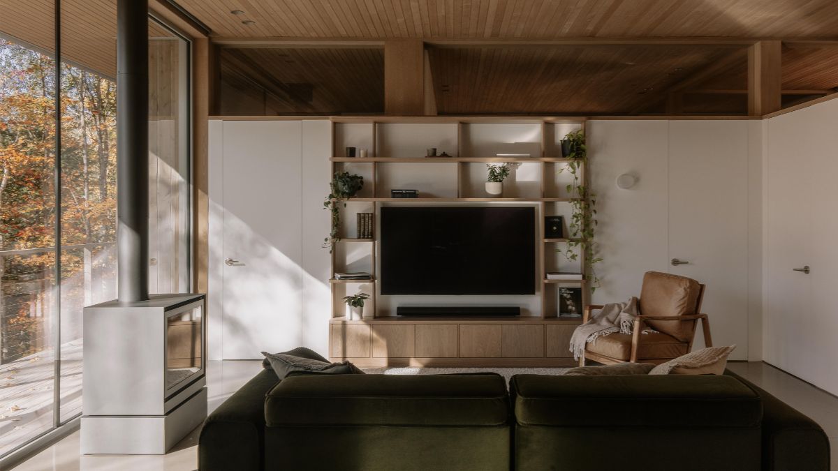 Za obývacou časťou sa nachádza pracovňa. Ani v nej nechýba okno s výhľadom na stromy.