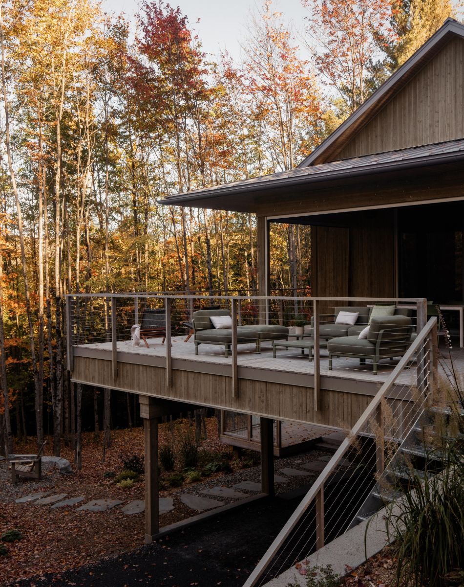 Dom nestojí priamo na teréne, ale na plošine, vďaka ktorej pôsobí odľahčene. 