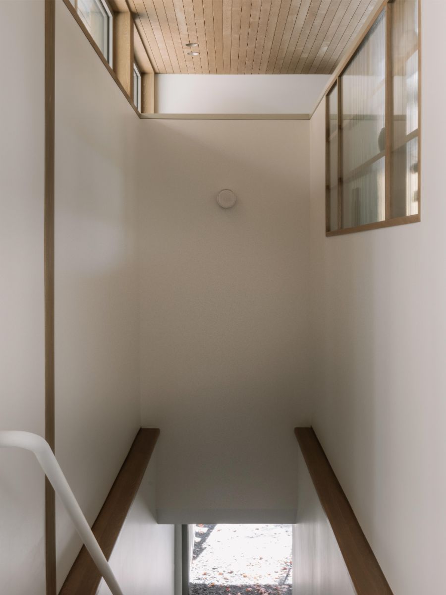 Všimnite si, že medzi stenami a stropom sa nachádzajú pásy okien. Aj vďaka nim je interiér dobre presvetlený.