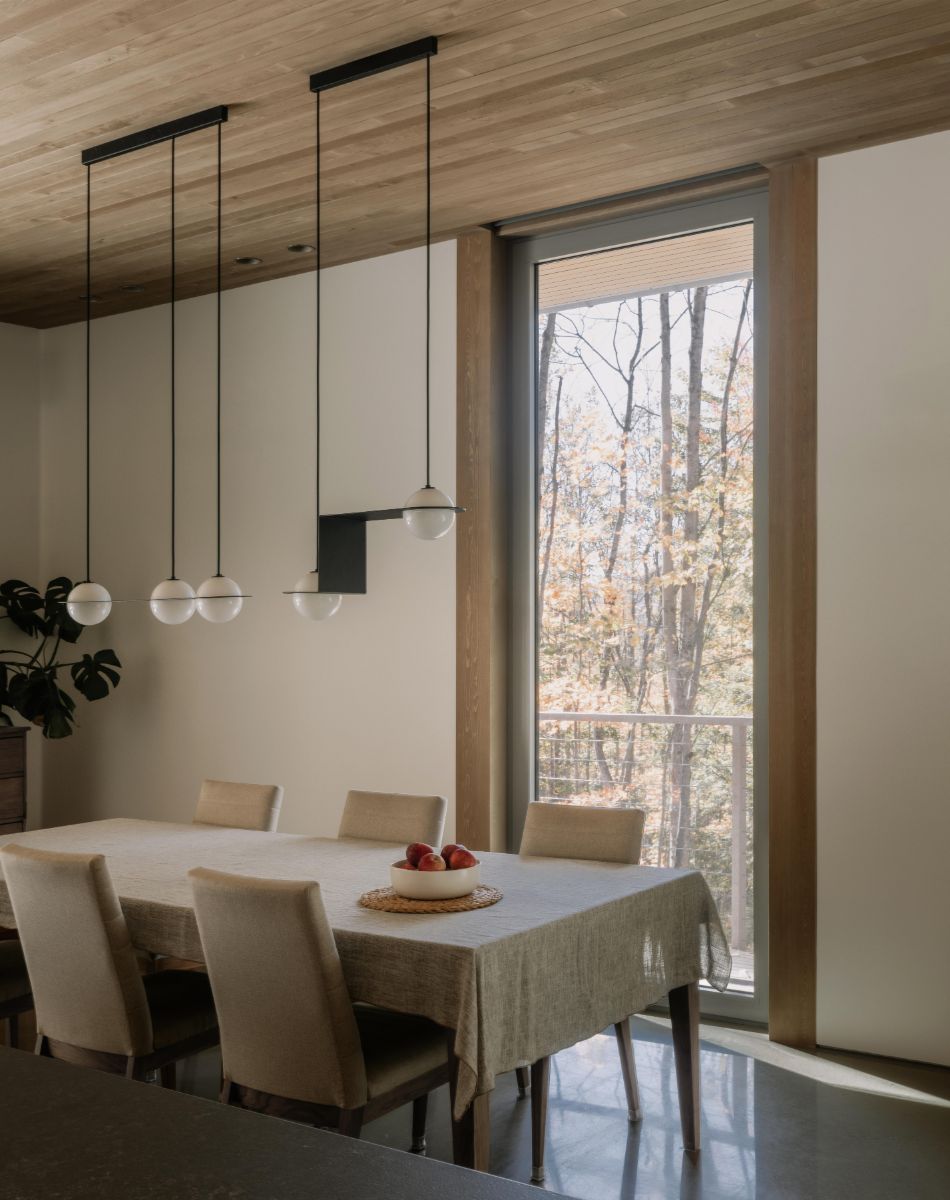 Veľkoformátové okná umožňujú vychutnávať si výhľad a blízkosť lesa aj pri stolovaní.