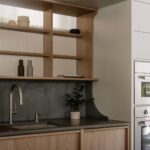 Kuchyňa s kamennou pracovnou doskou, antikorovou batériou a otvorenými policami s drážkovaným sklom