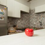 Časovač v tvare paradajky na pracovnej doske v kuchyni.