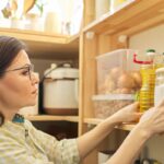 Žena pri upratovaní špajze.