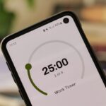 Pohľad na smartfón s časovačom na 25 minút.