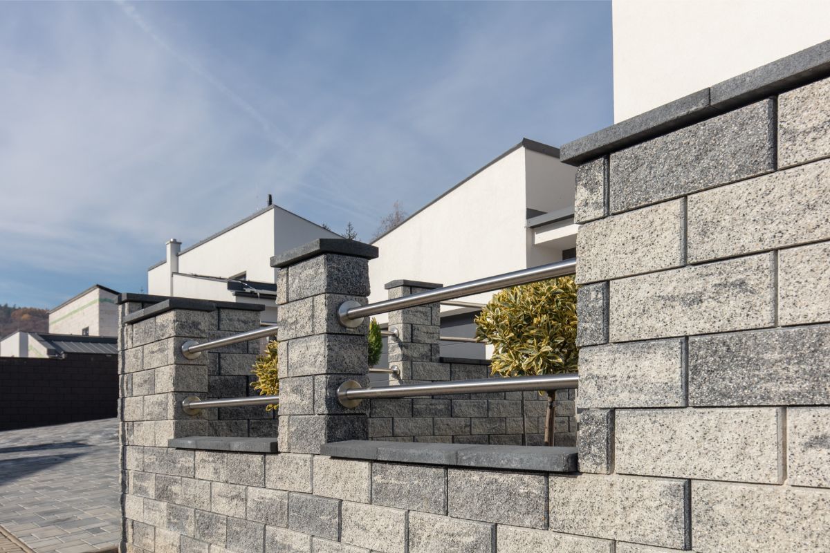 Múr z tvárnic Mur Mac sivo-grafitová.