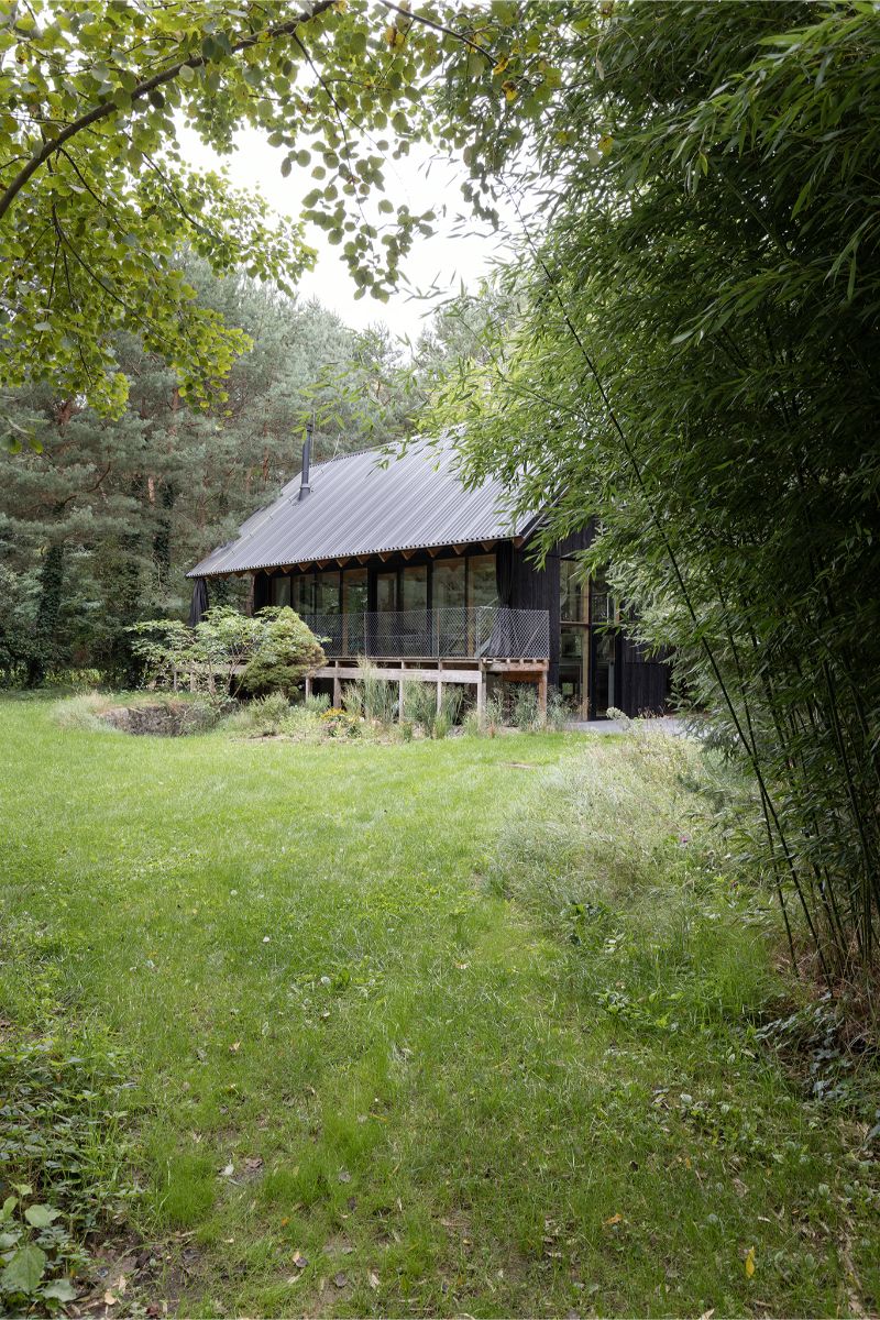Pozemok s rozlohou 1 103 m² čiastočne obkolesujú pôvodné stromy.