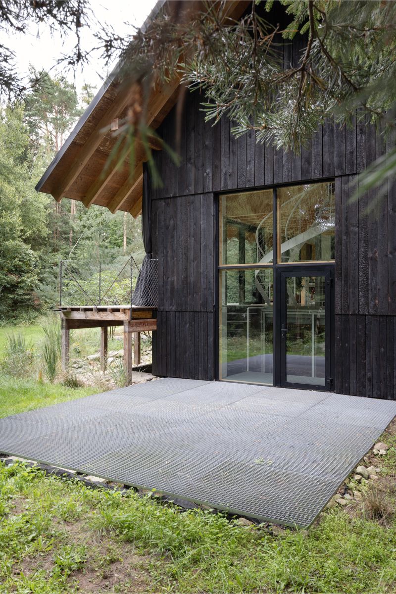 Vchod dovnútra sa nachádza na severnej strane chaty.