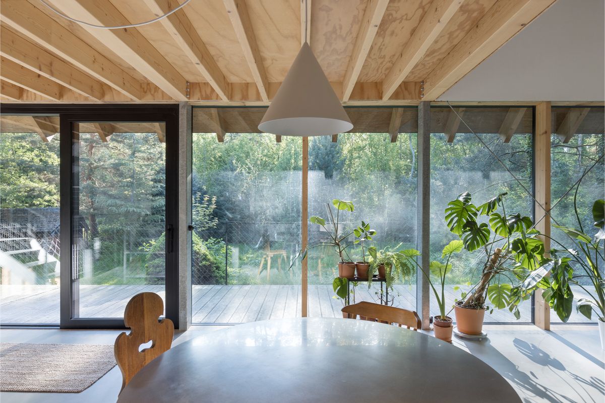 Izbovky dodávajú inak neutrálnemu interiéru živosť a farbu 