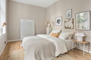 Spálňa v prírodných farbách so stenami vo farbe taupe.