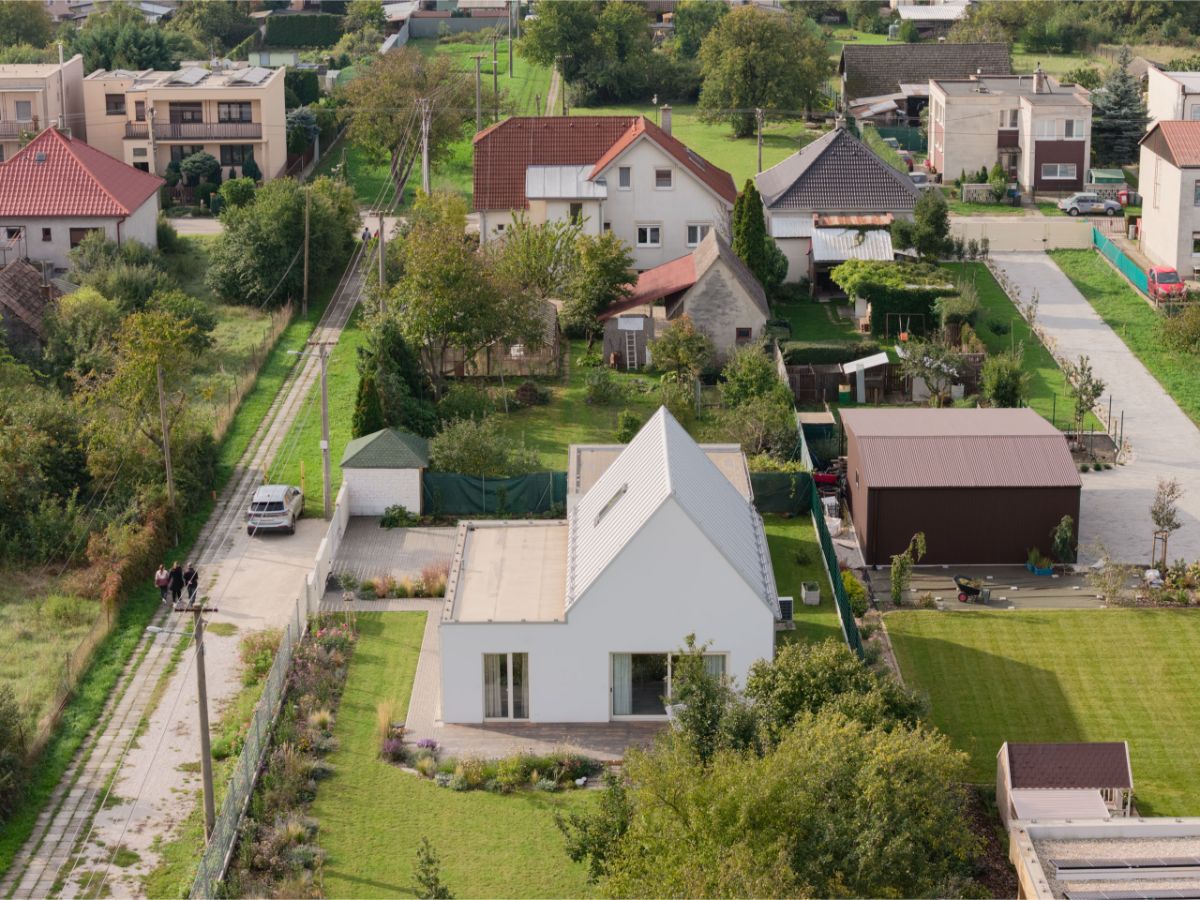 Bývanie stavali na etapy, najprv dom, potom o čosi neskôr garáž so skladovacími priestormi. Podľa ekonomickej situácie domácich.