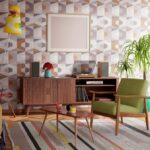 Obývacia izba s geometrickou tapetou, drevenou komodou, zeleným kreslom a farebným pruhovaným kobercom.