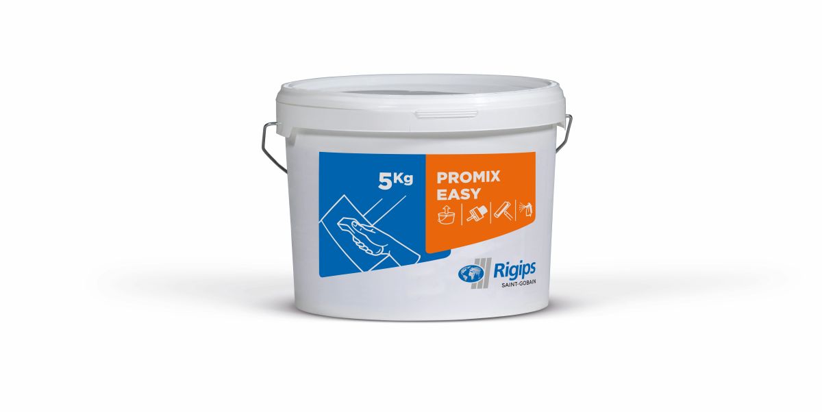 Muž pri nanášaní tmelu Rigips.