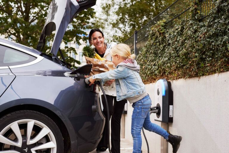 Dievča s matkou pri nakladaní vecí do auta.