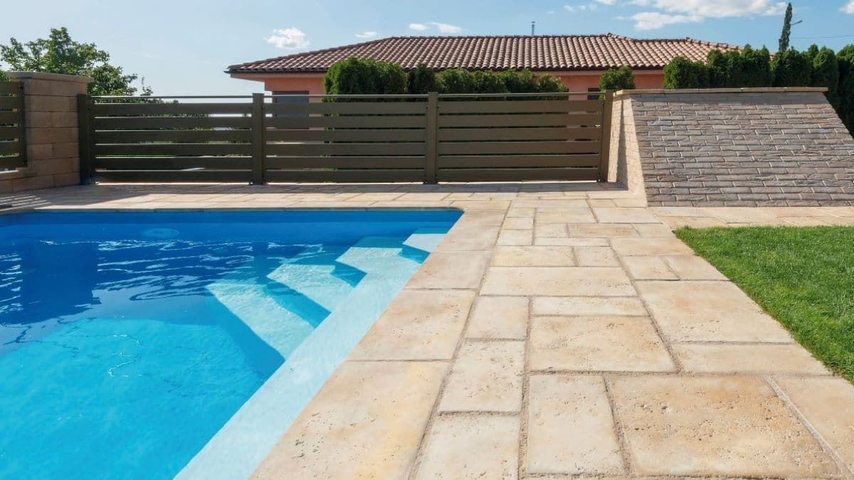 Dlažba Bradstone Travero je protišmyková, takže sa hodí aj do okolia bazénov.