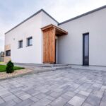 Dláždená príjazdová cesta pri modernom rodinnom dome dlažbou Rettango kombi.