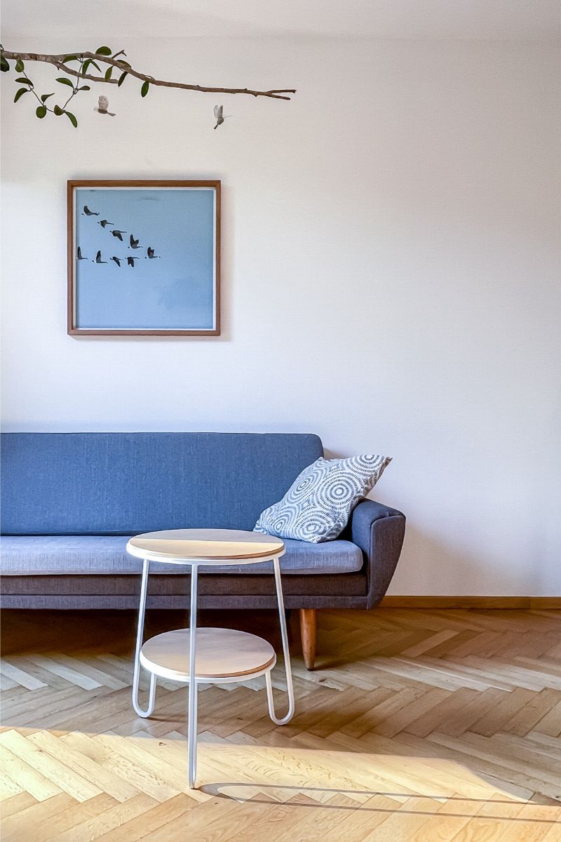 Architektka sa snažila rušné prízemie čo najviac odľahčiť. Aj keď je dom úzky, denná zóna, obzvlášť obývačková časť, vôbec nepôsobia preplnene, práve naopak. 