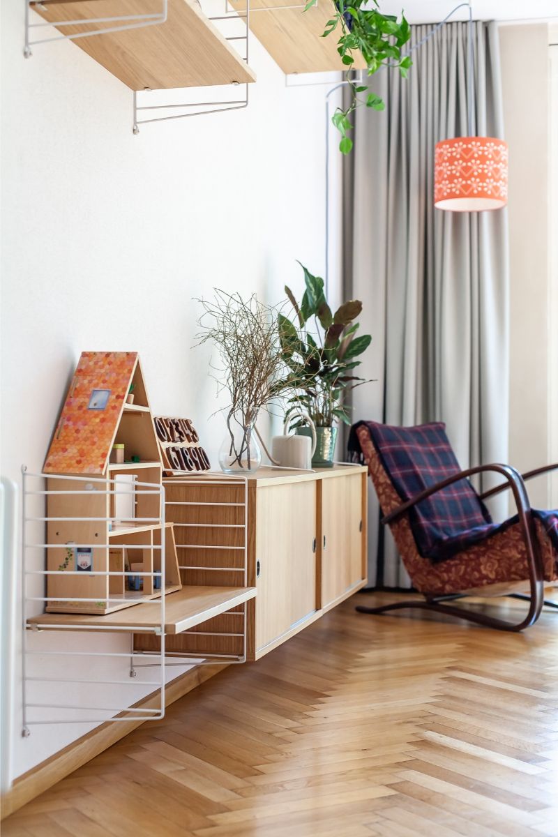 Architektka sa snažila rušné prízemie čo najviac odľahčiť. Aj keď je dom úzky, denná zóna, obzvlášť obývačková časť, vôbec nepôsobia preplnene, práve naopak. 