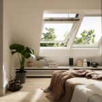 Podkrovná spálňa s pootvorenými strešným oknami Velux