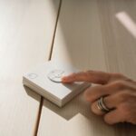 Ovládač na ovládanie strešných okien Velux.