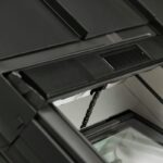 Detail na konštrukciu a vetranie pri strešných oknách Velux.