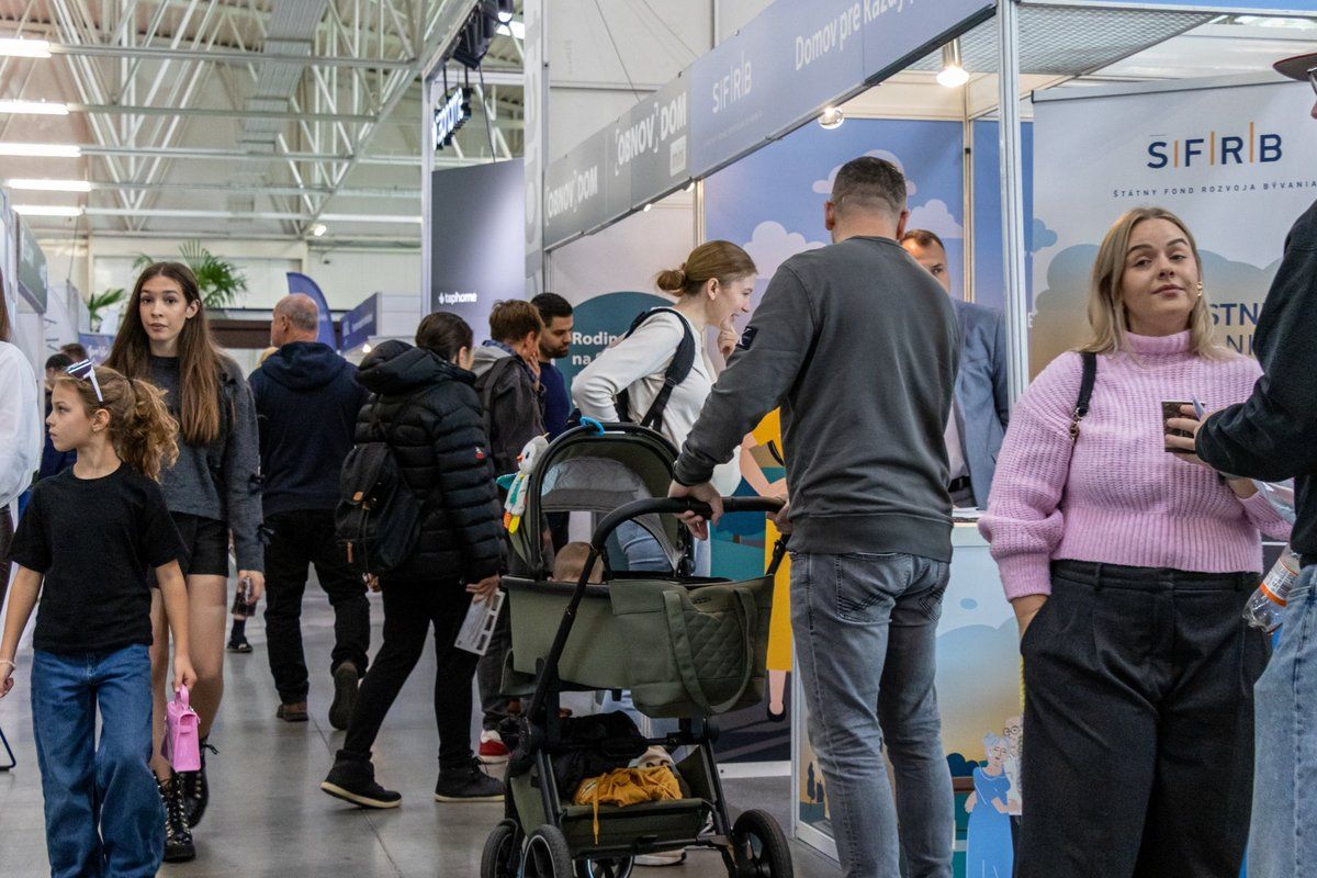 Ľudia na Veľtrhu nehnuteľností.