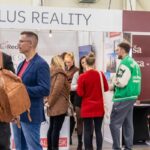 Ľudia na Veľtrhu nehnuteľností.