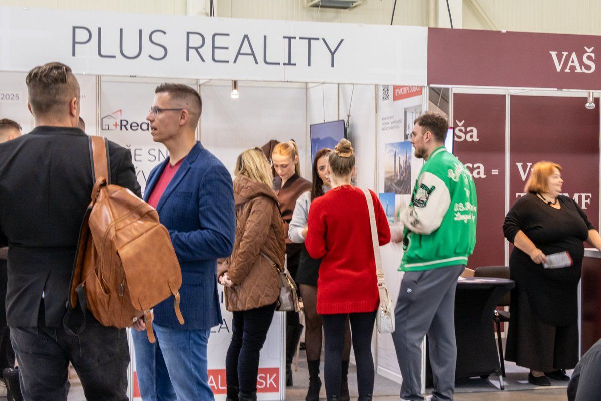 Ľudia na Veľtrhu nehnuteľností.