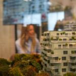 Miniatúra bytového domu na Veľtrhu nehnuteľností.