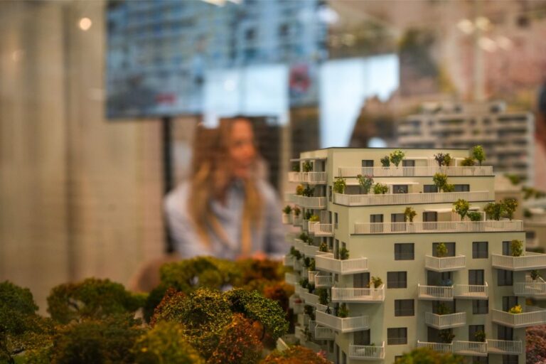 Miniatúra bytového domu na Veľtrhu nehnuteľností.