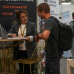 Ľudia na Veľtrhu nehnuteľností.