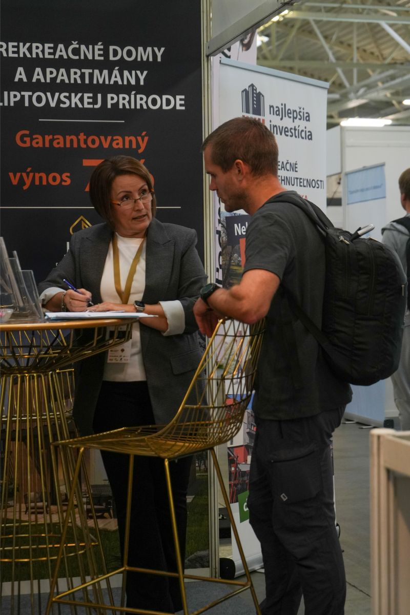 Ľudia na Veľtrhu nehnuteľností.