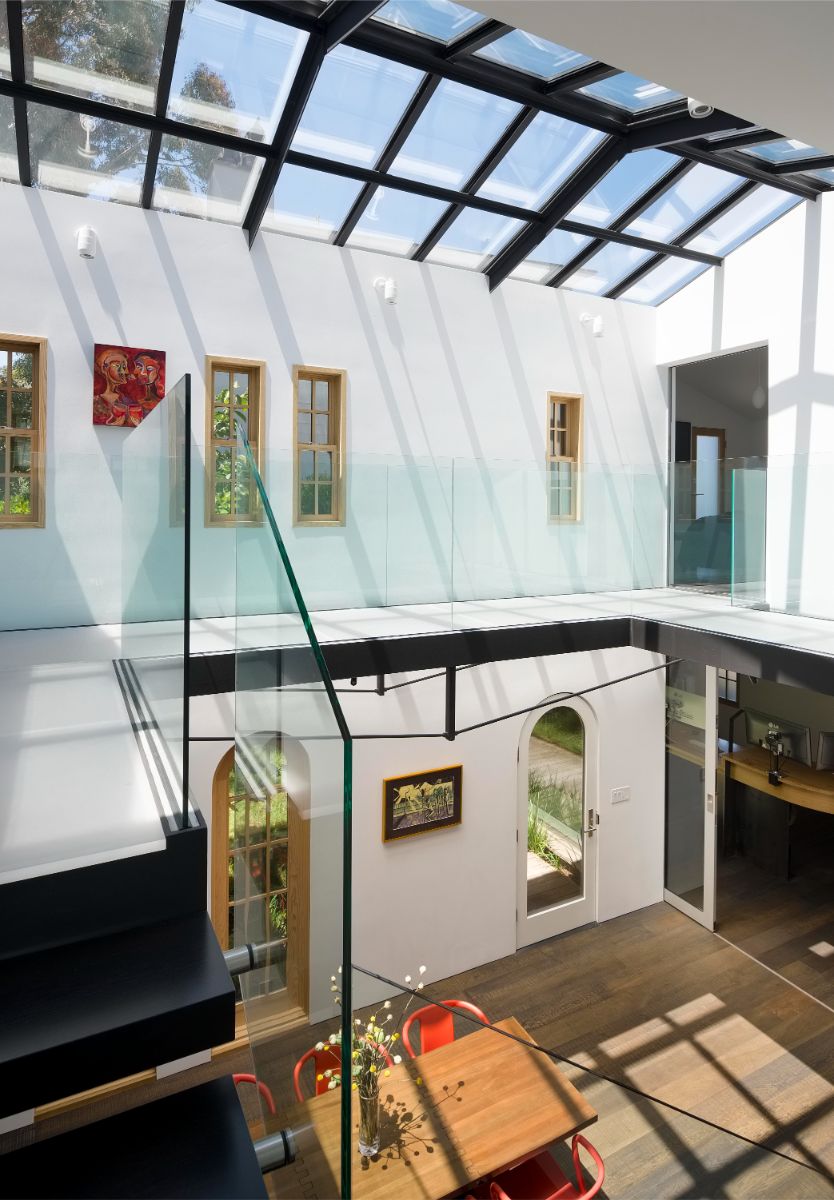 Pri premene presunuli architekti schodisko ku kraji dispozície a vizuálne ho odľahčili.