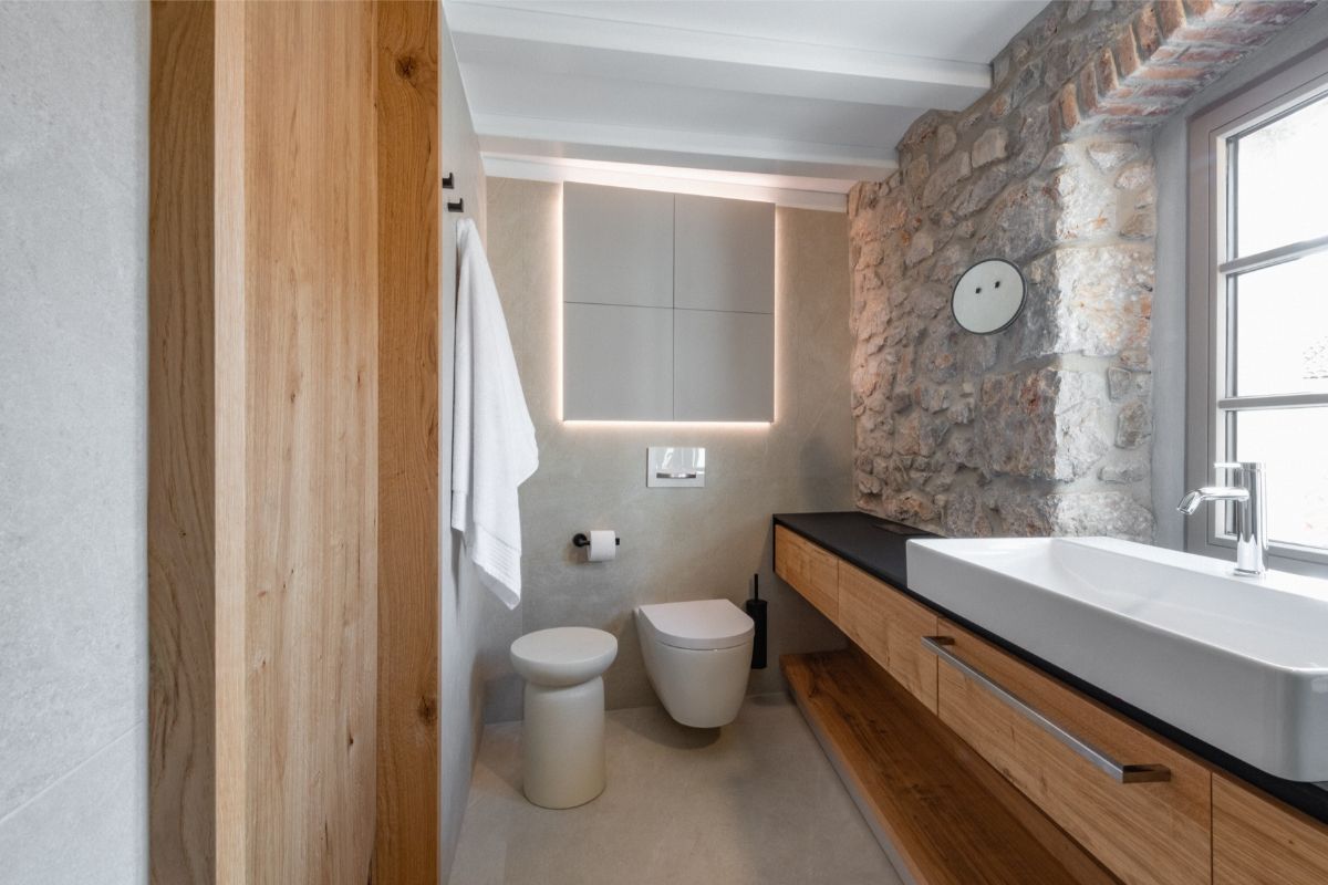 Starý kamenný dom dal architektom aj remeselníkom zabrať. Okrem obmedzení spojených s kultúrnou pamiatkou nemá ani jeden pravý uhol.