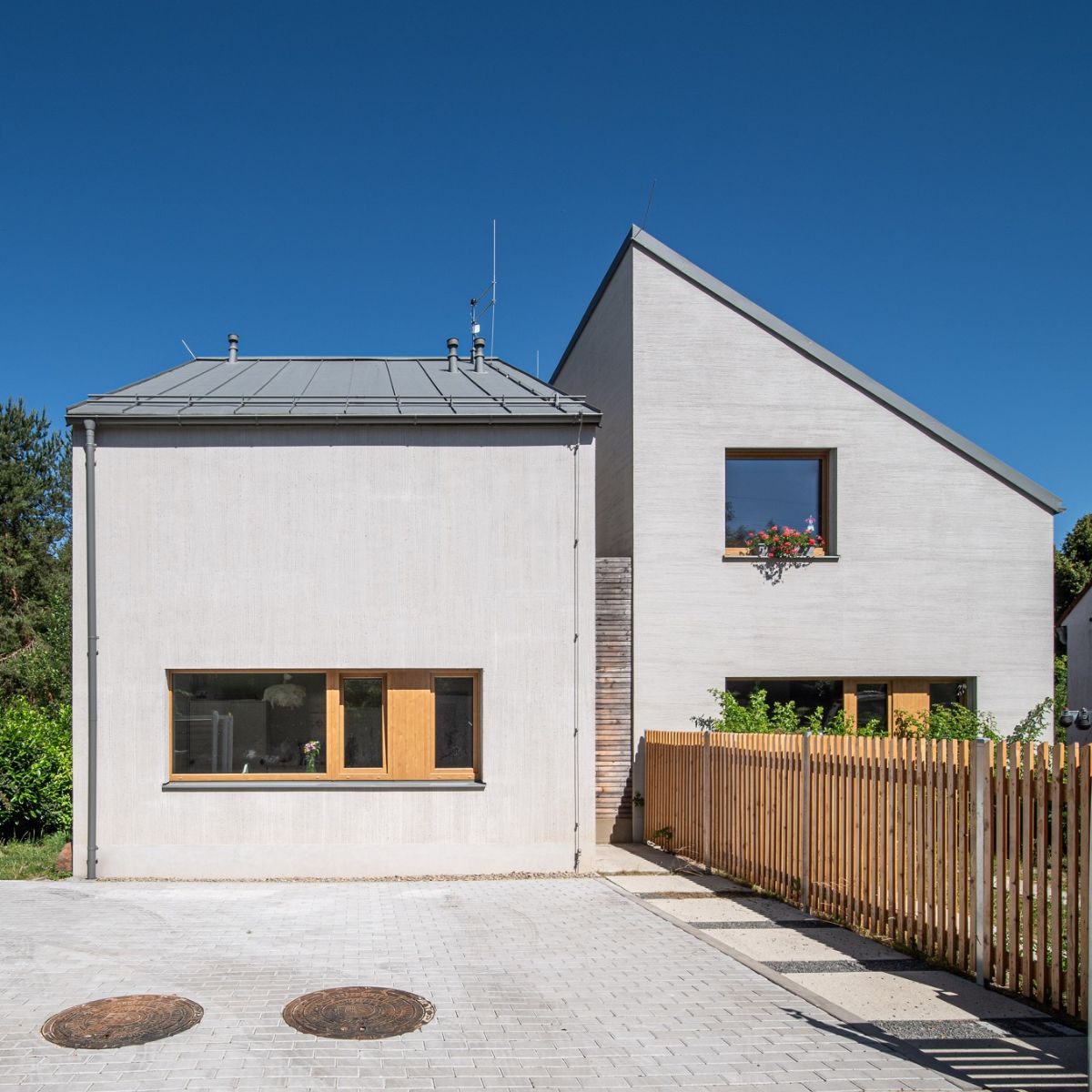 Architekti hľadali spôsob, ako vybudovať dvojdom, v ktorom budú mať obe strany dosť súkromia aj svetla, ale budú využívať výhody spoločného bývania.