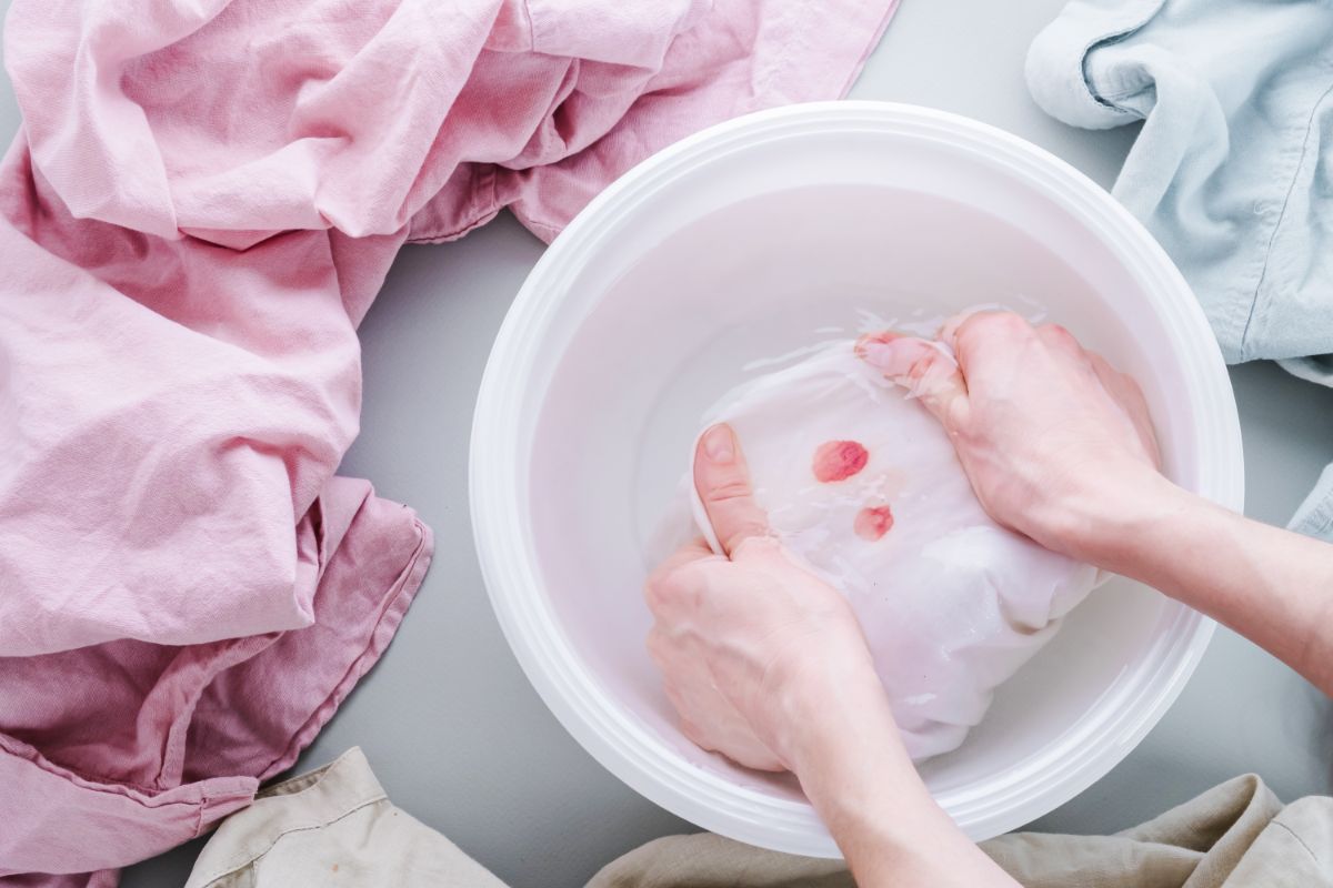 Krvavé škvrny sa snažte čo najskôr preprať v studenej tečúcej vode. Ak v blízosti nie je vodovodný kohútik, pomôže, aj keď škvrnu necháte trocha odmočiť.