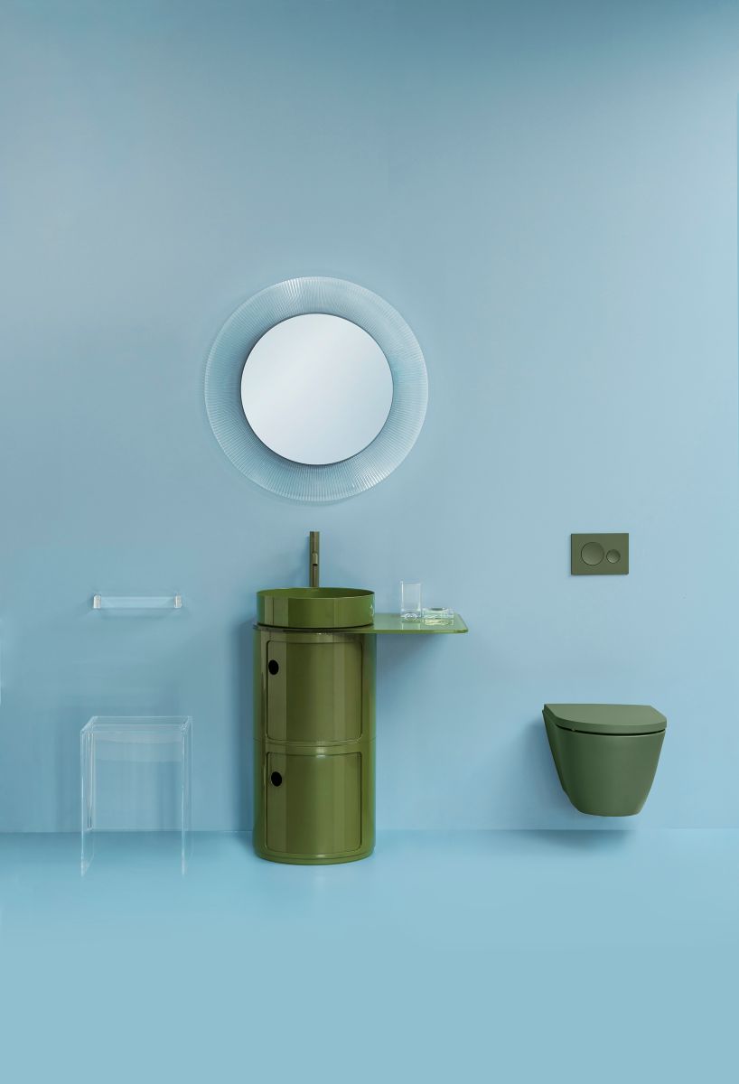 Kúpeľňové zariadenie so zrkadlom, skrinkou, umývadlom toaletou z kolekcie Kartell by Laufen.