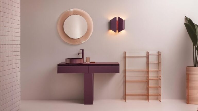 Kúpeľňové zariadenie so zrkadlom, skrinkou a umývadlom z kolekcie Kartell by Laufen.