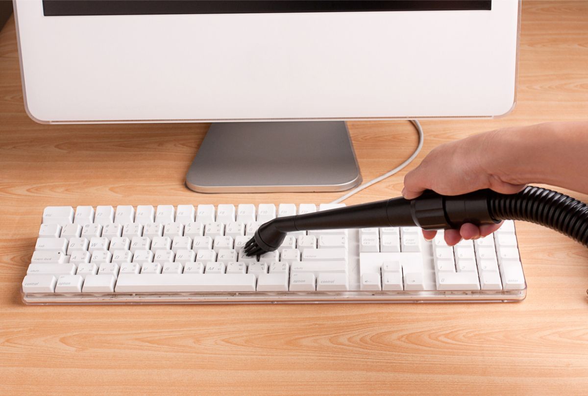 Malým kefovým nadstavcom s jemným sacím výkonom je vhodné povysávať aj drobnú elektroniku a príslušenstvo počítača, napríklad monitor a klávesnicu.