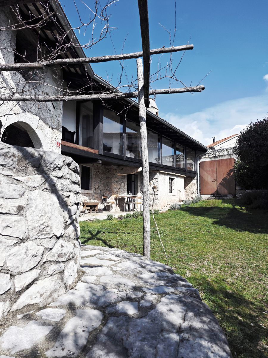 S výstavbou a nápadmi na úpravu bývania prispeli aj architekti a priatelia pri rozličných rozhovoroch. Napríklad aj pri káve na dvore.