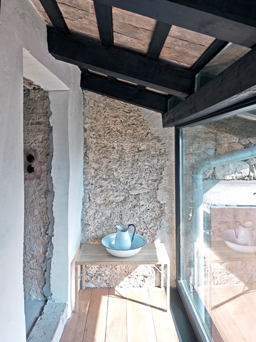 V tomto dome naberá výraz pomalá architektúra prakticky doslovný význam.