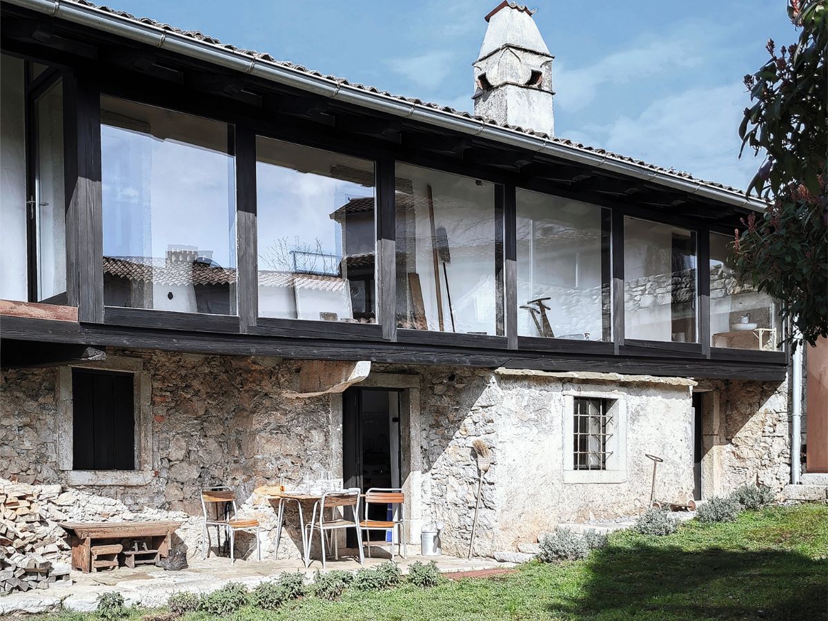 S výstavbou a nápadmi na úpravu bývania prispeli aj architekti a priatelia pri rozličných rozhovoroch. Napríklad aj pri káve na dvore.